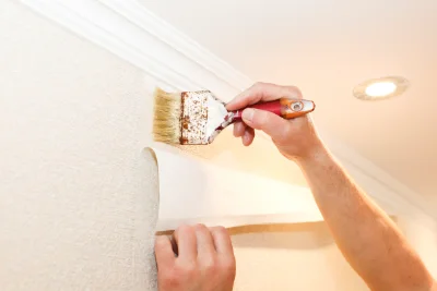 Pose de papier peint à Cuts — revêtements muraux et toiles de verre